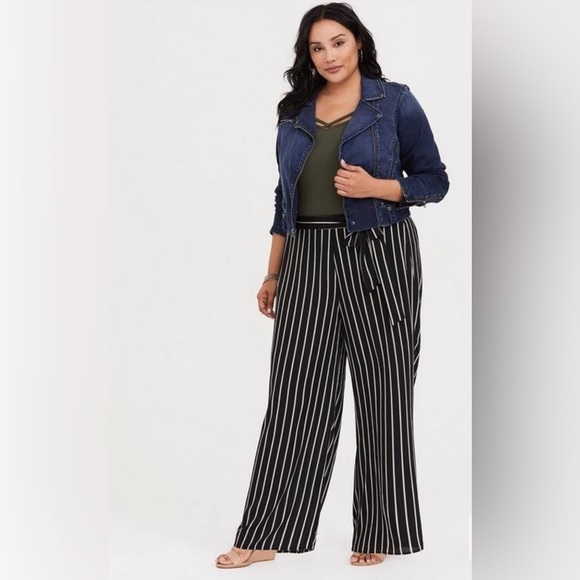 Torrid/ NWT/ Black Stripe Tie Front Wide Leg Pant/ size 4 /STRIPE CREPE WIDE LEG - Picture 1 of 12